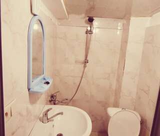 Хостелы Hostel Everyday Lux Батуми Кровать в общем 8-местном номере для мужчин и женщин-1