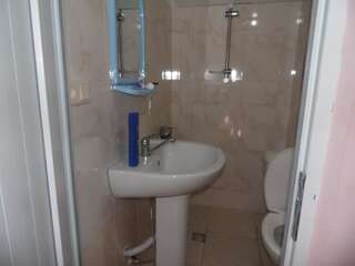 Хостелы Hostel Everyday Lux Батуми Кровать в общем 6-местном номере-2