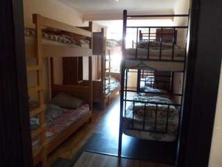 Хостелы Hostel Everyday Lux Батуми Кровать в общем 8-местном номере для мужчин и женщин-9